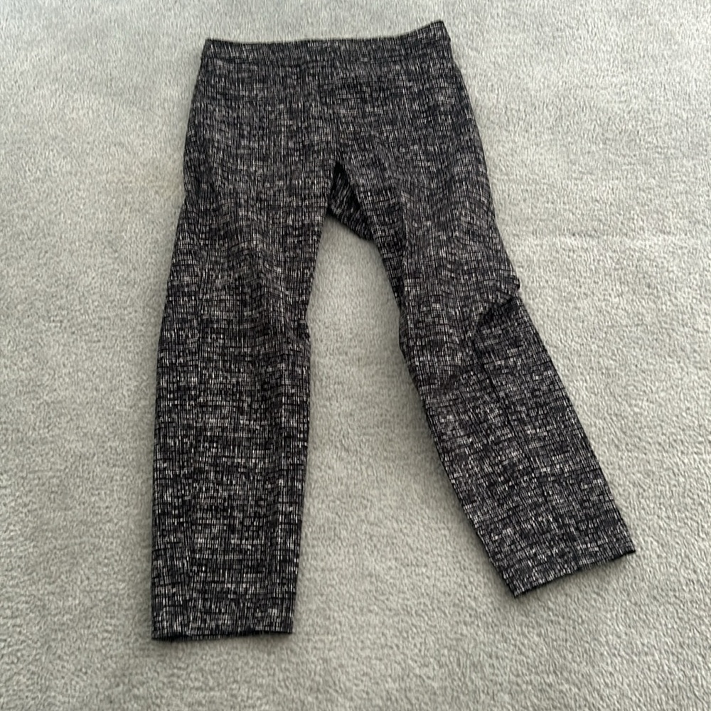 Ellen Tracy Women’s Black and White Patterned Capri Pants M